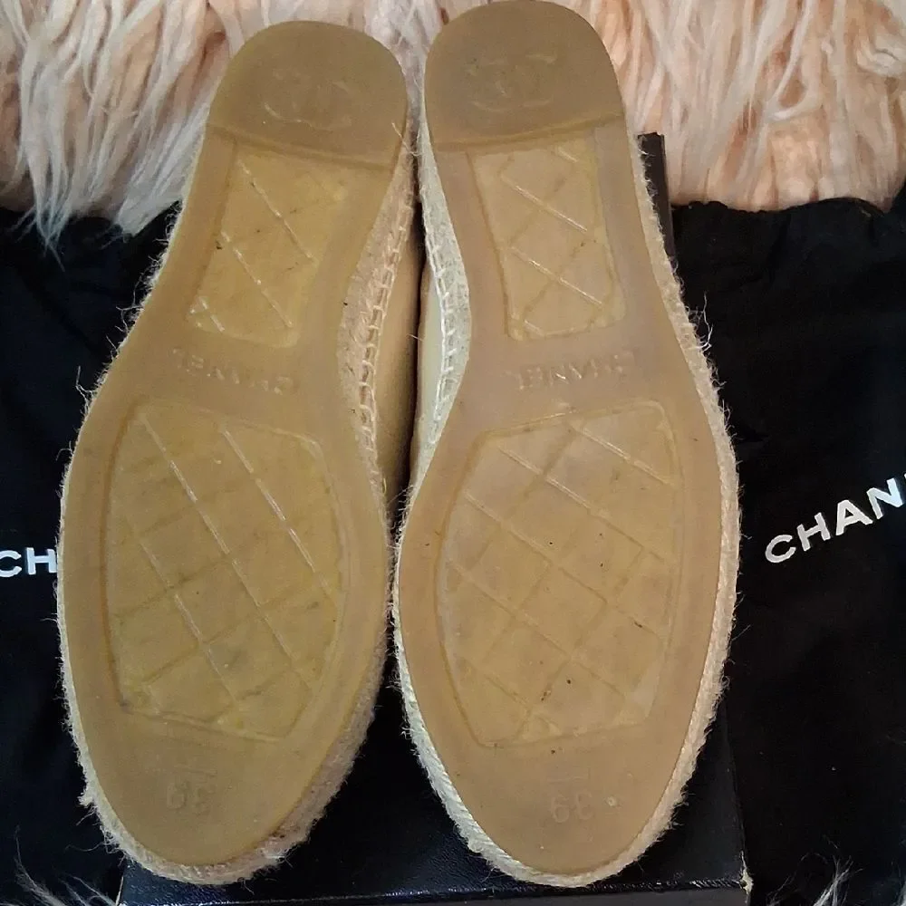 NEW CHANEL Tan and Black Lambskin Espadrilles Size 39 - Picture 2 of 12